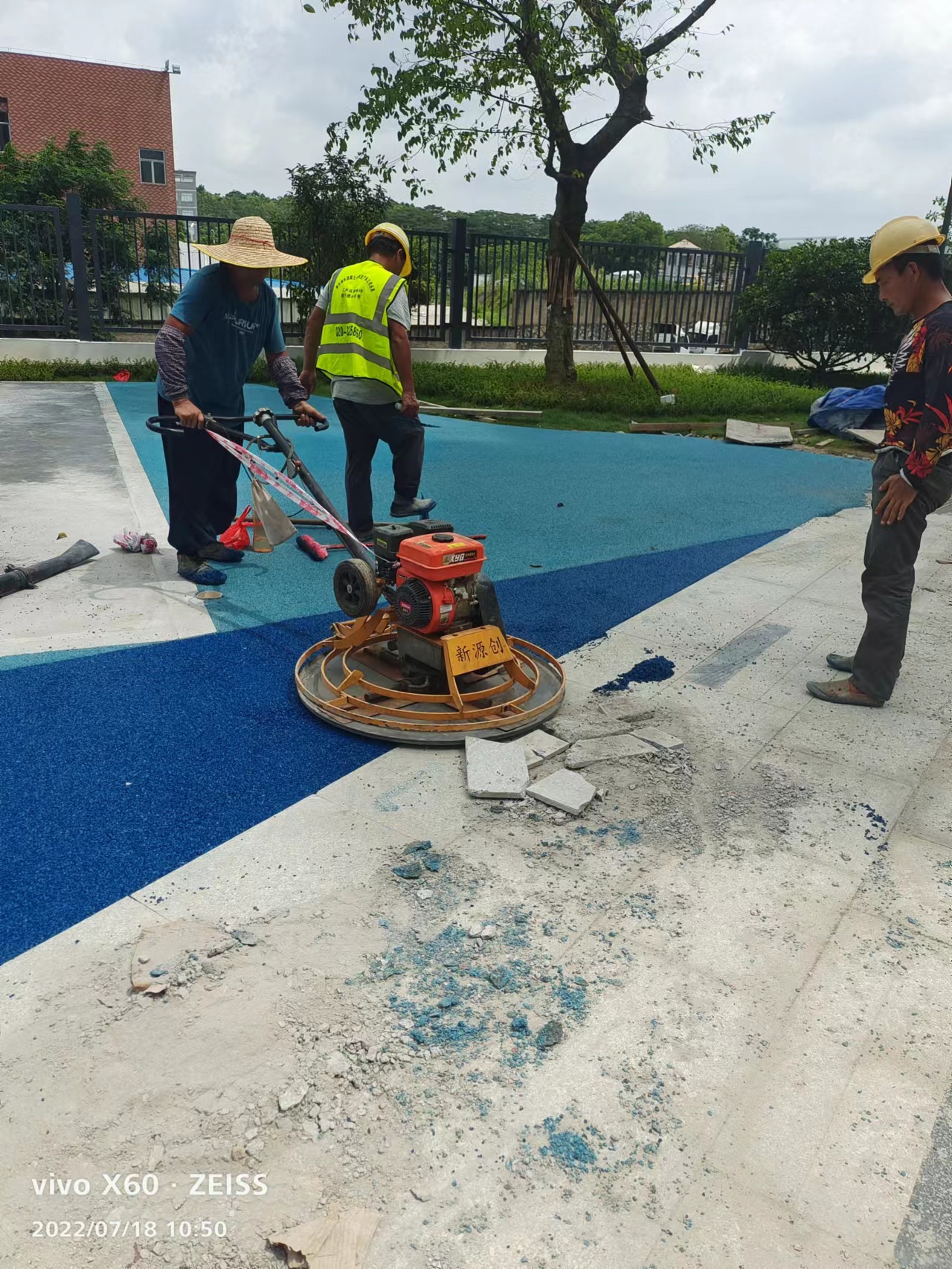 彩色透水沥青施工画面