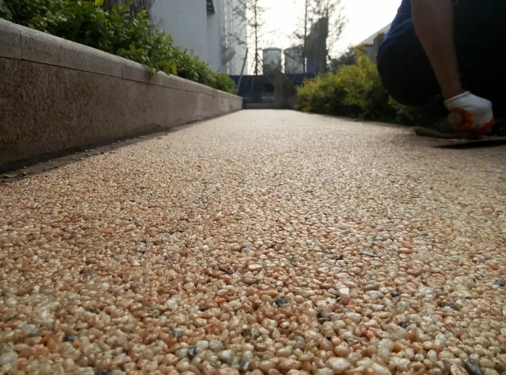 胶粘石路面石子为什么会脱落呢？